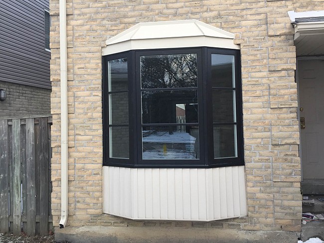 vinyl-windows-replacement-toronto-black-bay-window